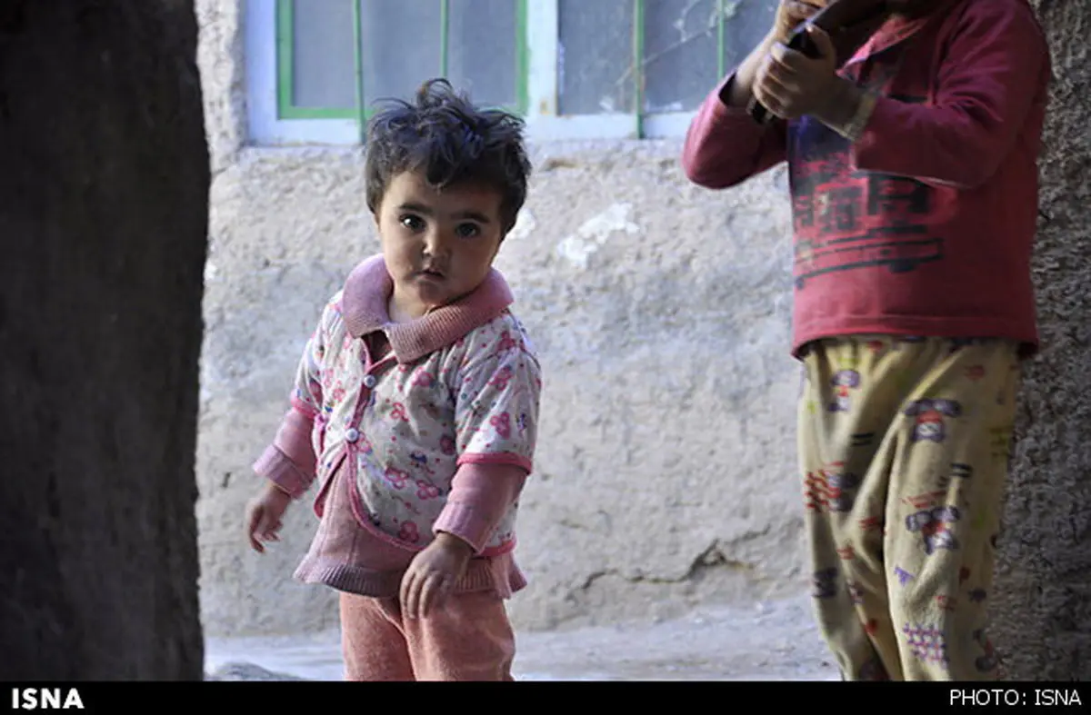 دختر 2 ساله، غرق در اعتیاد و گدایی! (+عکس)