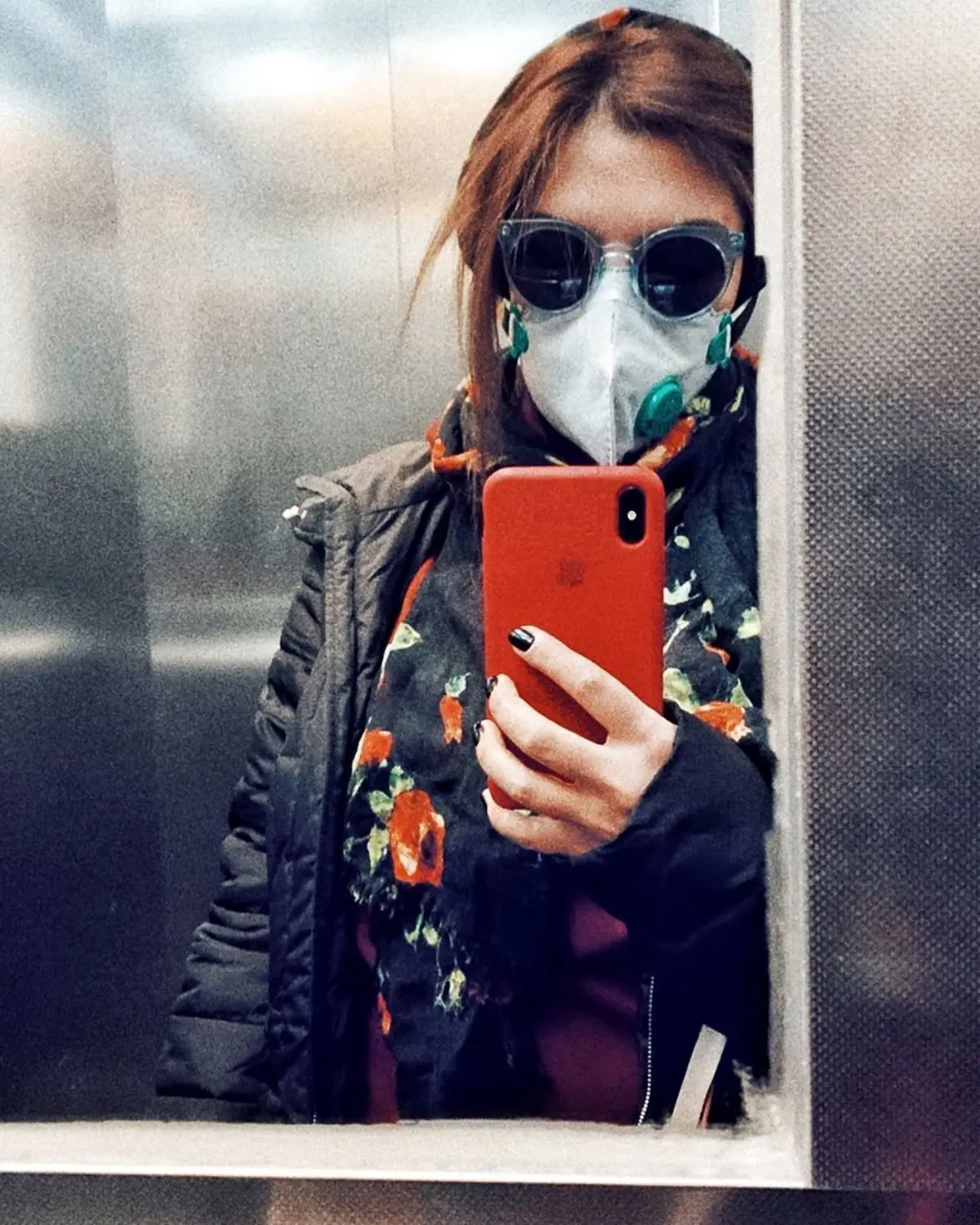 استایل ترسناک خانم بازیگر در آسانسور! + عکس