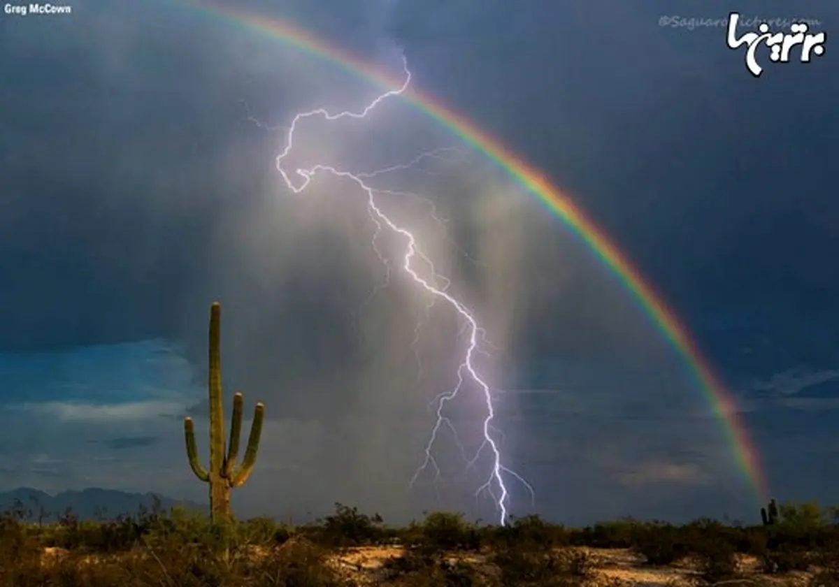 لحظه وقوع رنگین‌ کمان و رعد و برق/عکس