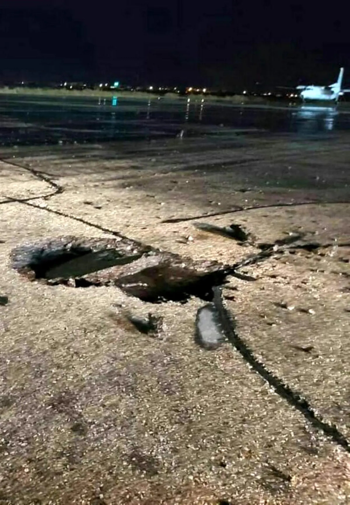 عکس / کاری که صاعقه با باند فرودگاه اهواز کرد!