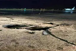 عکس / کاری که صاعقه با باند فرودگاه اهواز کرد!