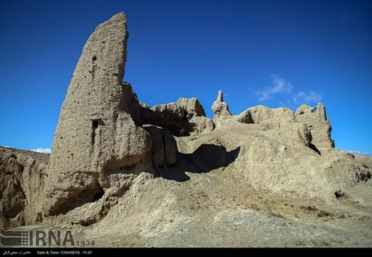 قلعه تاریخی و زیبای روستای سرچاه تازیان /تصاویر