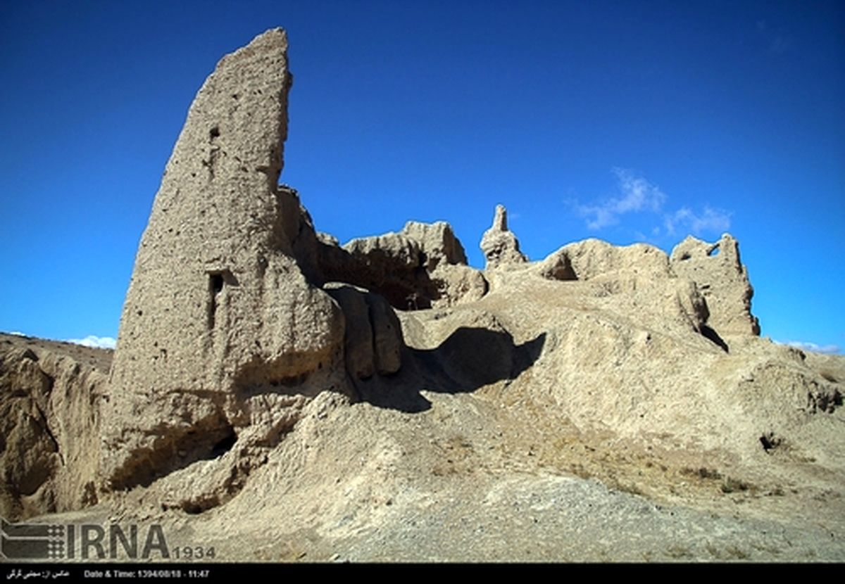 قلعه تاریخی و زیبای روستای سرچاه تازیان /تصاویر