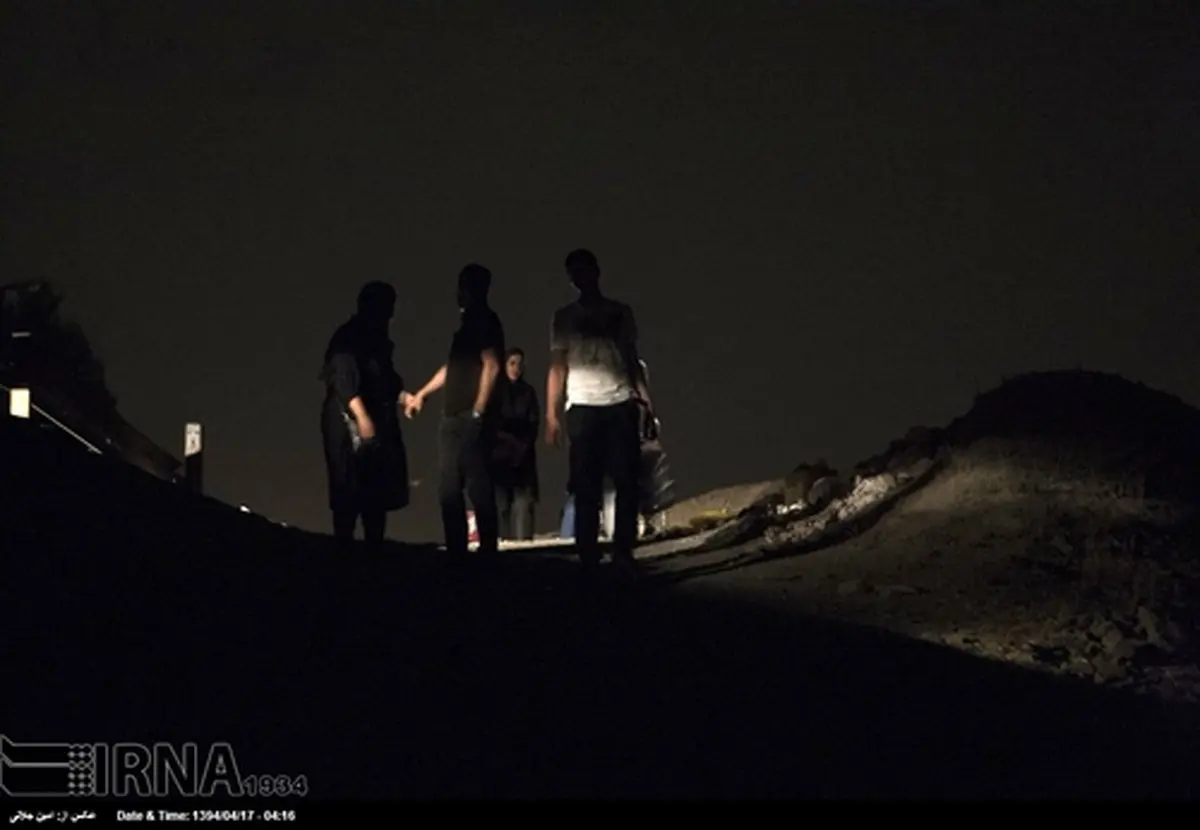 توزیع غذا میان کارتن خواب ها (عکس)