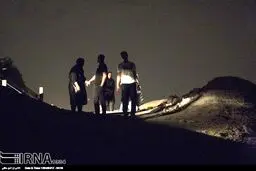 توزیع غذا میان کارتن خواب ها (عکس)