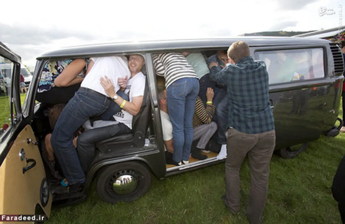 51نفر سوارِ یک فولکس استیشن! /تصاویر