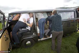 51نفر سوارِ یک فولکس استیشن! /تصاویر