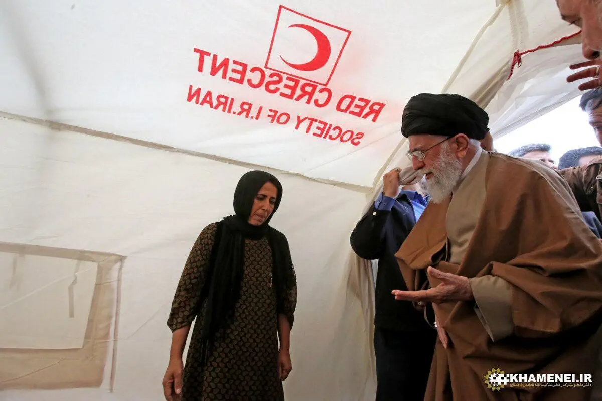 حضور رهبر انقلاب در چادرهای زلزله‌زدگان در کرمانشاه/عکس