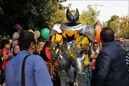 پیاده روی آدم فضایی ها در خیابان های تهران!/عکس