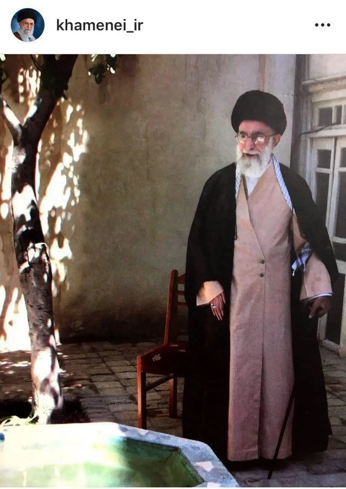 تصویری از رهبر انقلاب در حیاط منزل پدری