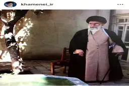 تصویری از رهبر انقلاب در حیاط منزل پدری