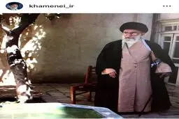 تصویری از رهبر انقلاب در حیاط منزل پدری