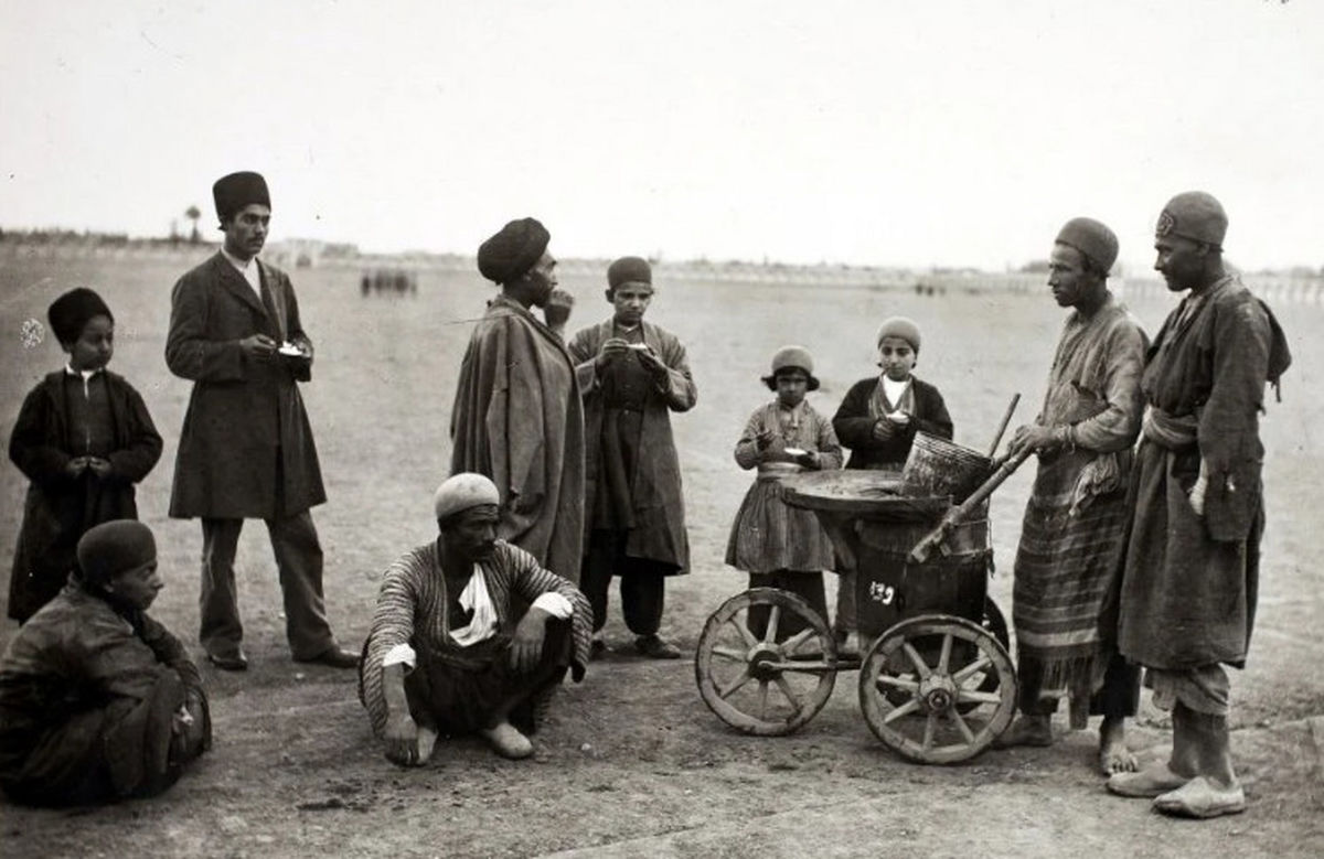 عکس / بستنی فروش چرخی در زمان قدیم