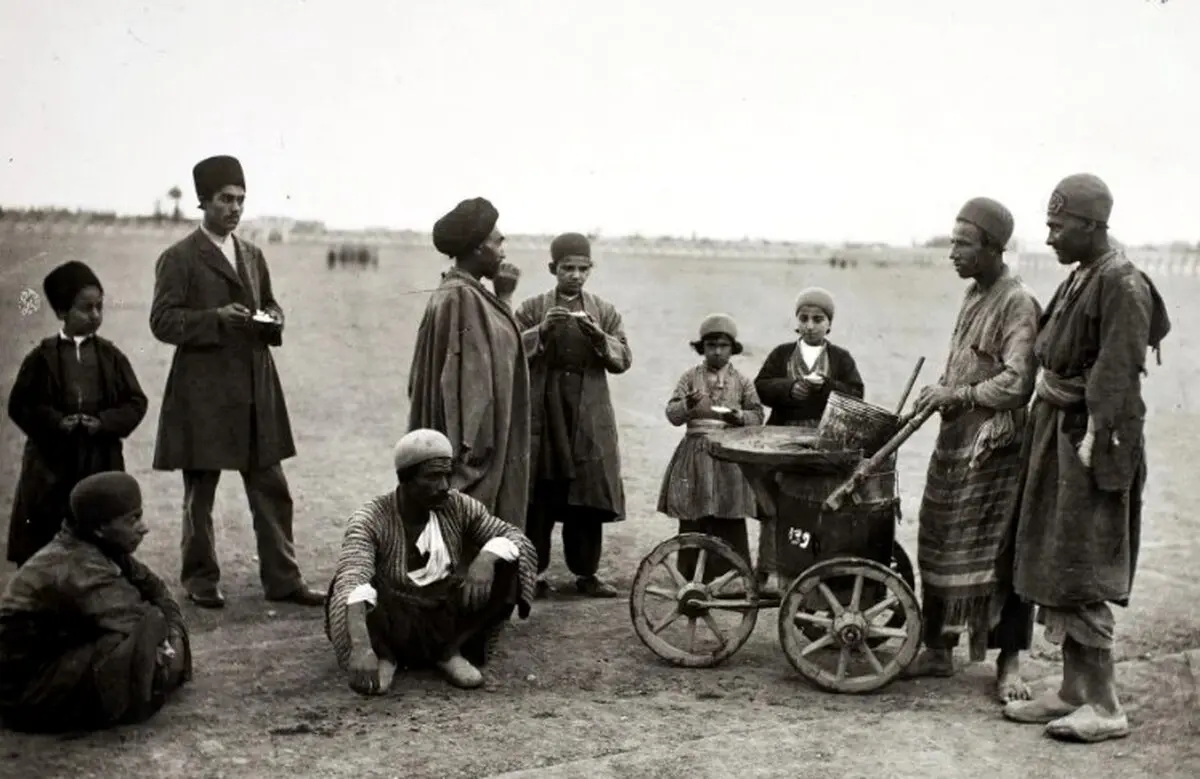 عکس / بستنی فروش چرخی در زمان قدیم