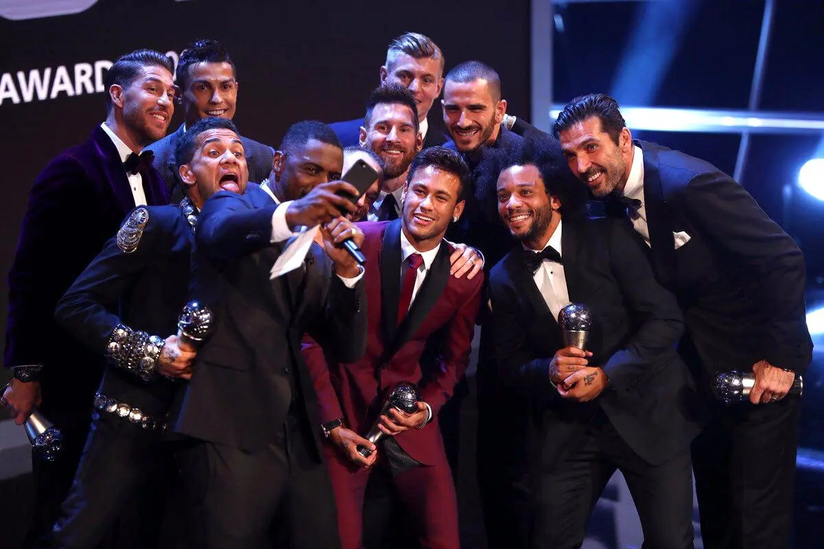 سلفی مجری مراسم با تیم منتخب سال فیفا/عکس