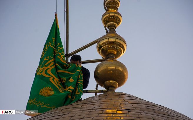 عکس / بوسه بر پرچم سبز