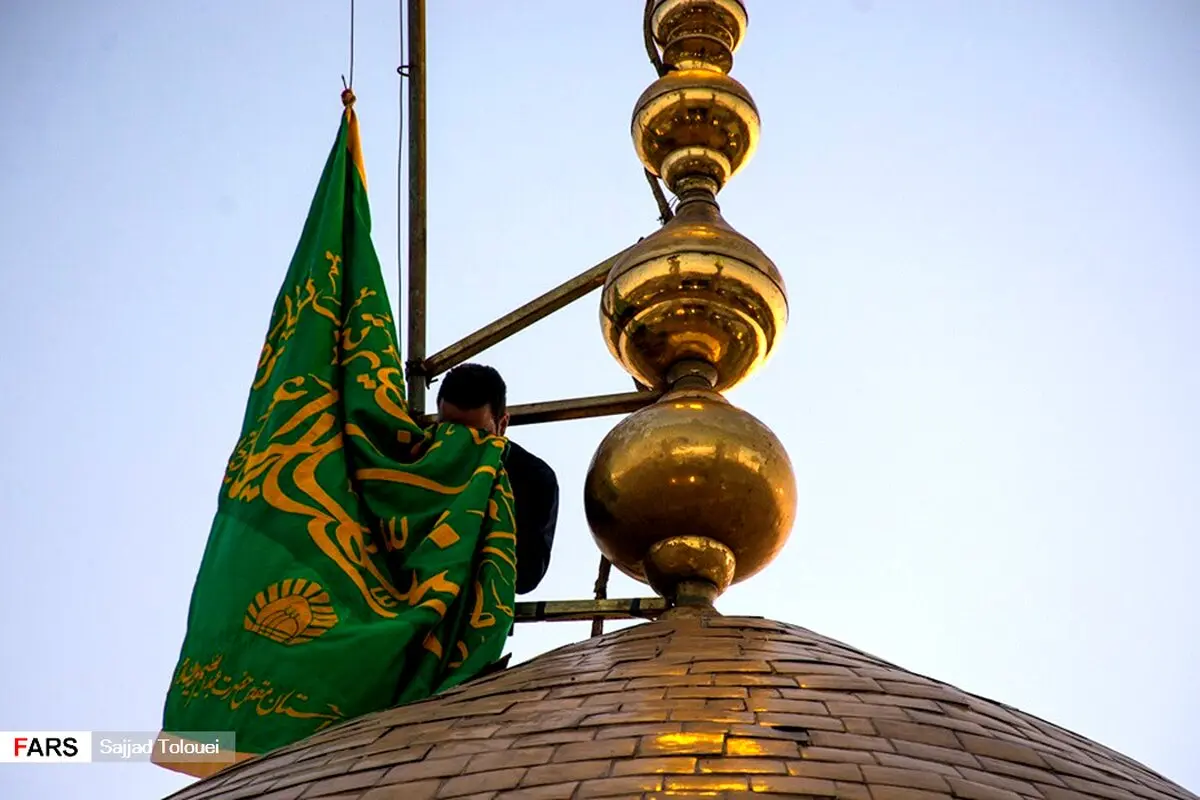 عکس / بوسه بر پرچم سبز