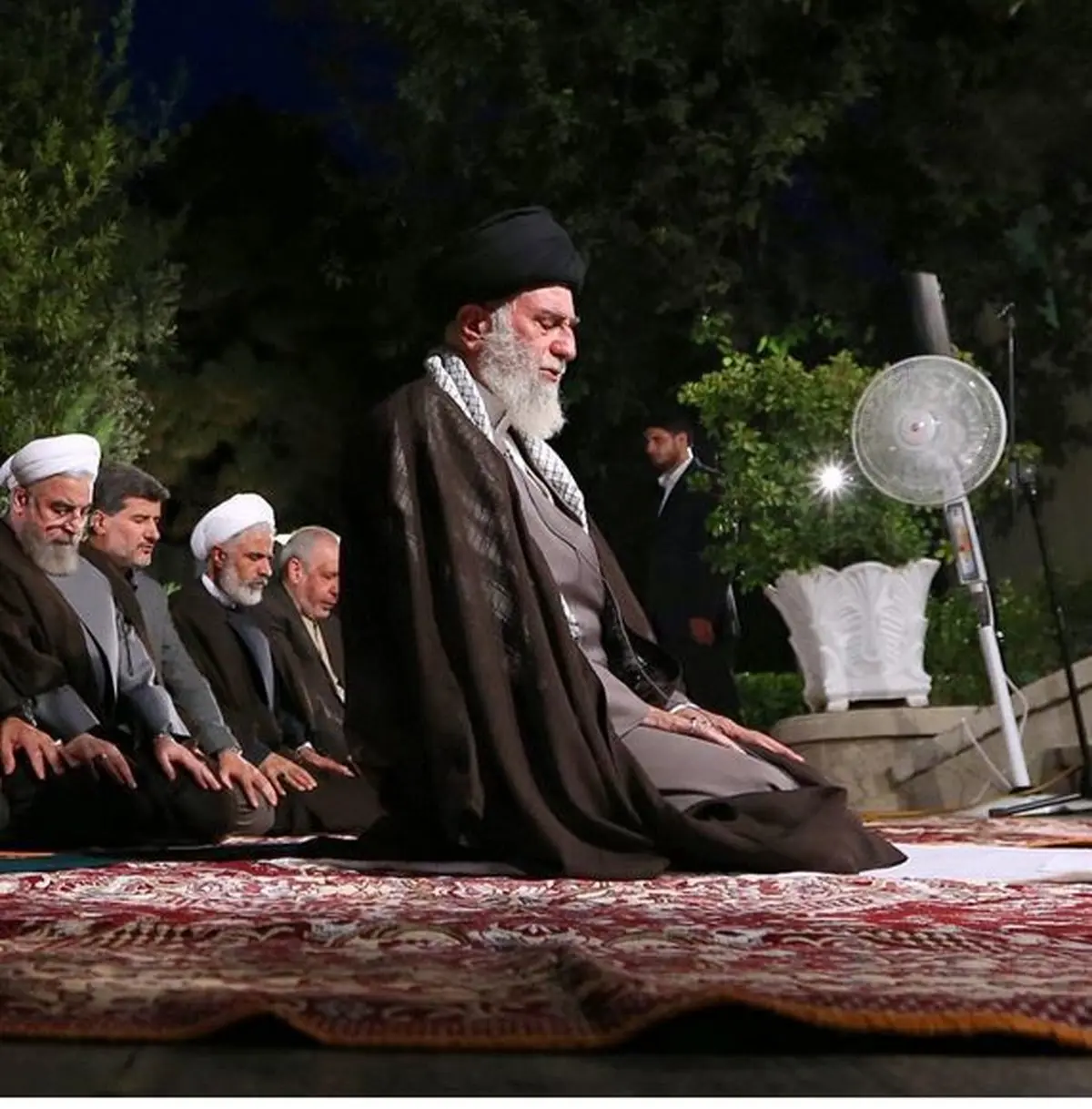 اقامه نماز در پايان ديدار رمضانی هیات دولت با رهبر انقلاب/عکس