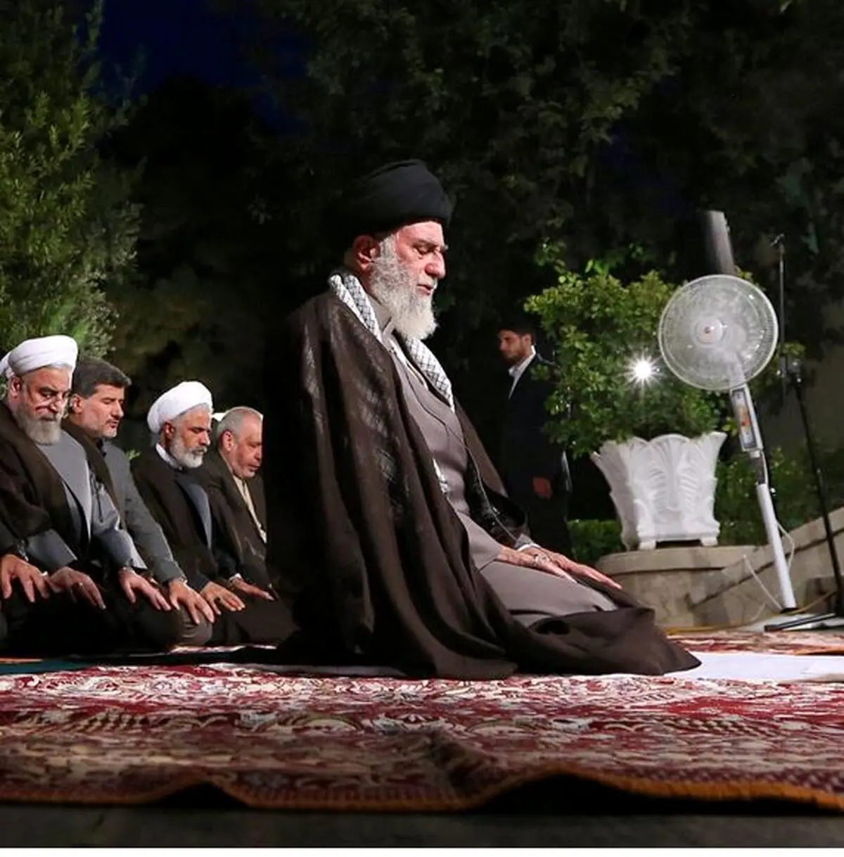 اقامه نماز در پايان ديدار رمضانی هیات دولت با رهبر انقلاب/عکس
