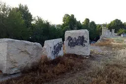 سنگ‌های معبد آناهیتا سیاه شد/تصاویر