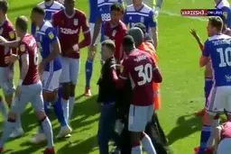 ببينيد: حمله خشن هوادار بیرمنگام به جک گریلیش