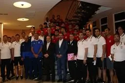 وزیر ورزش در اردوی تیم ملی/ سلطانی‌فر: گفته بودم در روسیه نتیجه می‌گیریم/کی‌روش: شاگردانم دریافتی کم دارند و پایبندی زیاد