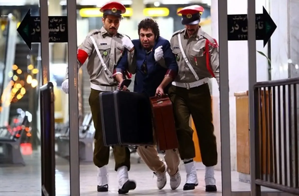 لحظه بازداشت رضا عطاران توسط دو دژبان/ عکس