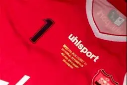 سوشا مکانی پیراهنش در دربی ۸۱ را به مزایده گذاشت/عکس