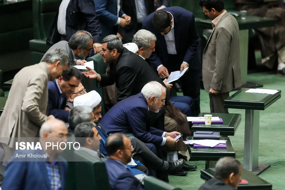 دو عکس متفاوت از ظریف: تلگرام بازی و رفع خستگی