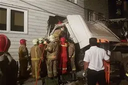 ورود ناخوانده تریلی به خانه‌ای در فرمانیه /تصاویر