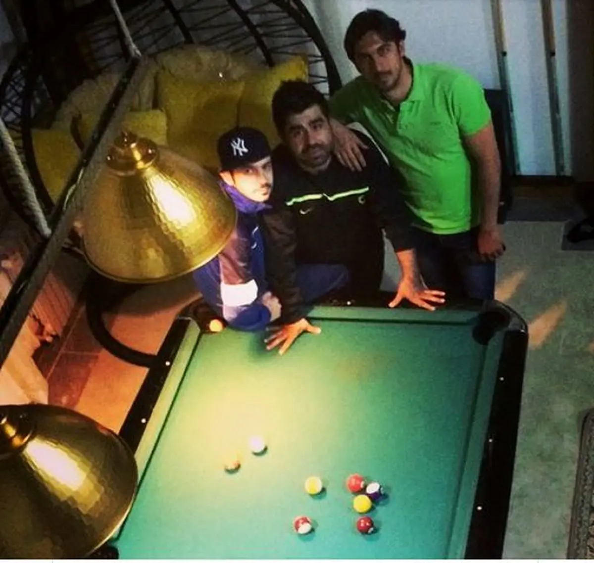 مهدی رحمتی و بازیگر طنز سینما در کنار میز بیلیارد/ عکس