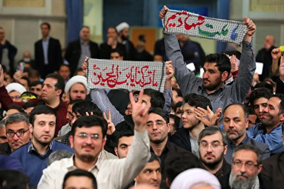 شعارهایی که در دیدار با رهبری روی چفیه ها نوشته شده بود + عکس