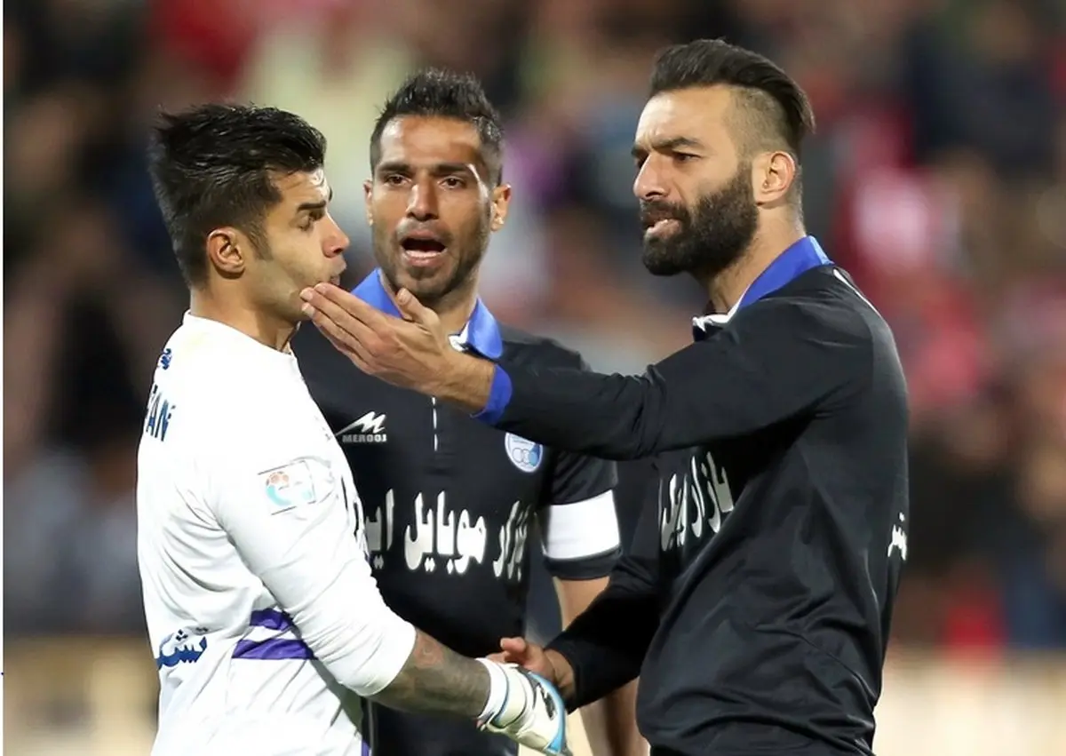 سيلي عمران‌زاده به صورت دروازه بان استقلال در دربی/ عکس