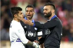 سيلي عمران‌زاده به صورت دروازه بان استقلال در دربی/ عکس