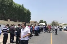 حمید استیلی در صف رای گیری درکنسولگری ایران در دبی