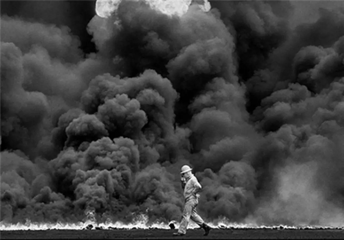 روایت تصویری از حملات صدام به چاه‌های نفت کویت/ گزارش تصویری