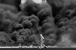 روایت تصویری از حملات صدام به چاه‌های نفت کویت/ گزارش تصویری