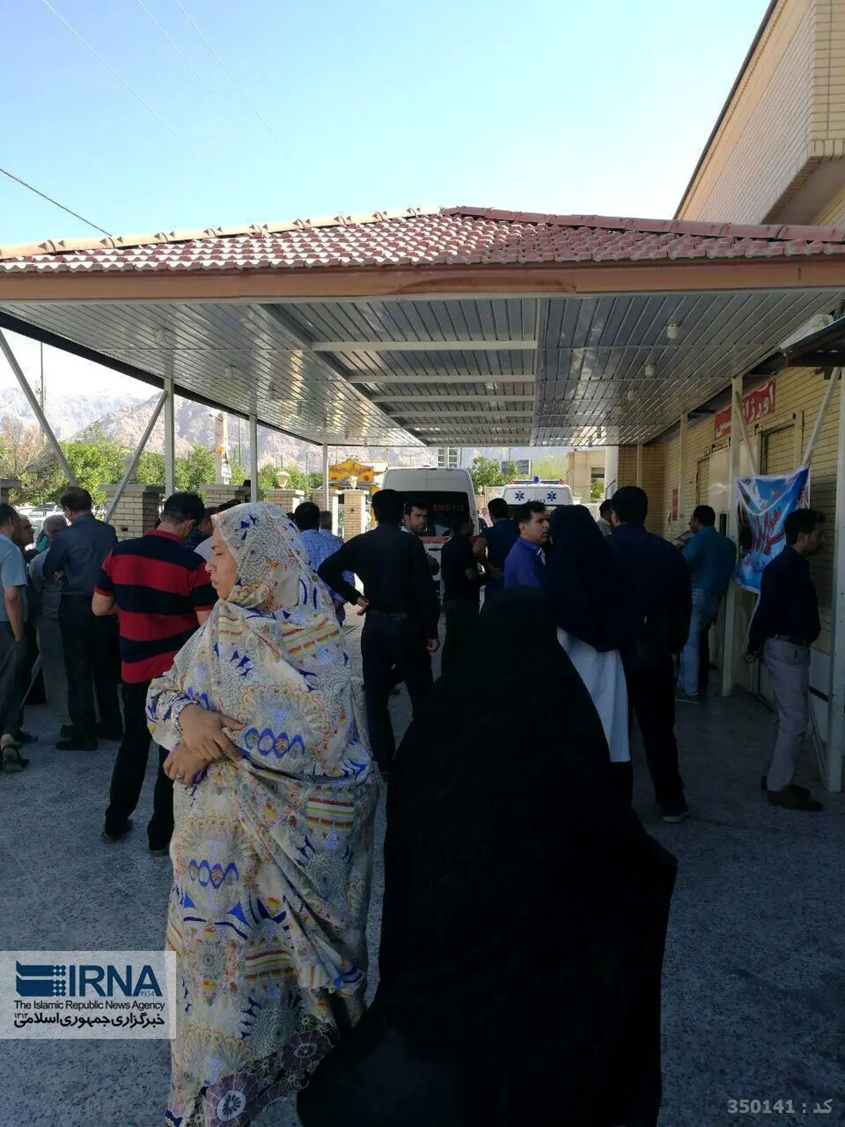 تصویری از خانواده‌های دانش‌آموزان حادثه واژگونی اتوبوس