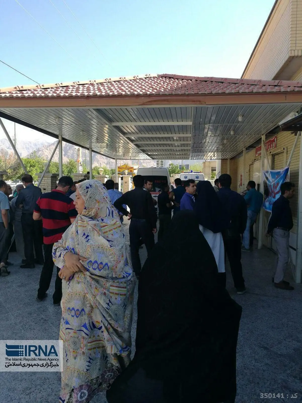 تصویری از خانواده‌های دانش‌آموزان حادثه واژگونی اتوبوس