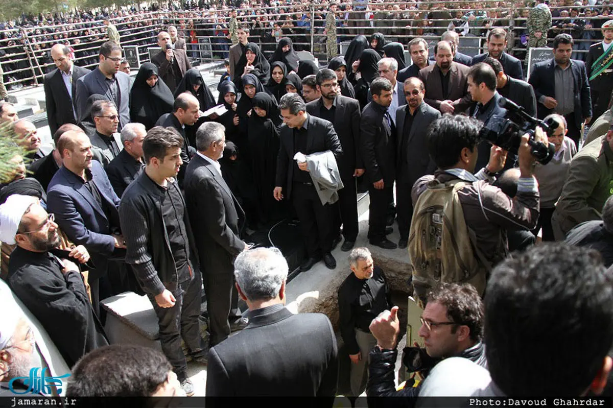 حسین فریدون درون قبر مادرش /عکس