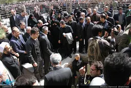 حسین فریدون درون قبر مادرش /عکس