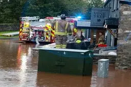 طوفان در انگلستان سه کشته برجا گذاشت / تصاویر