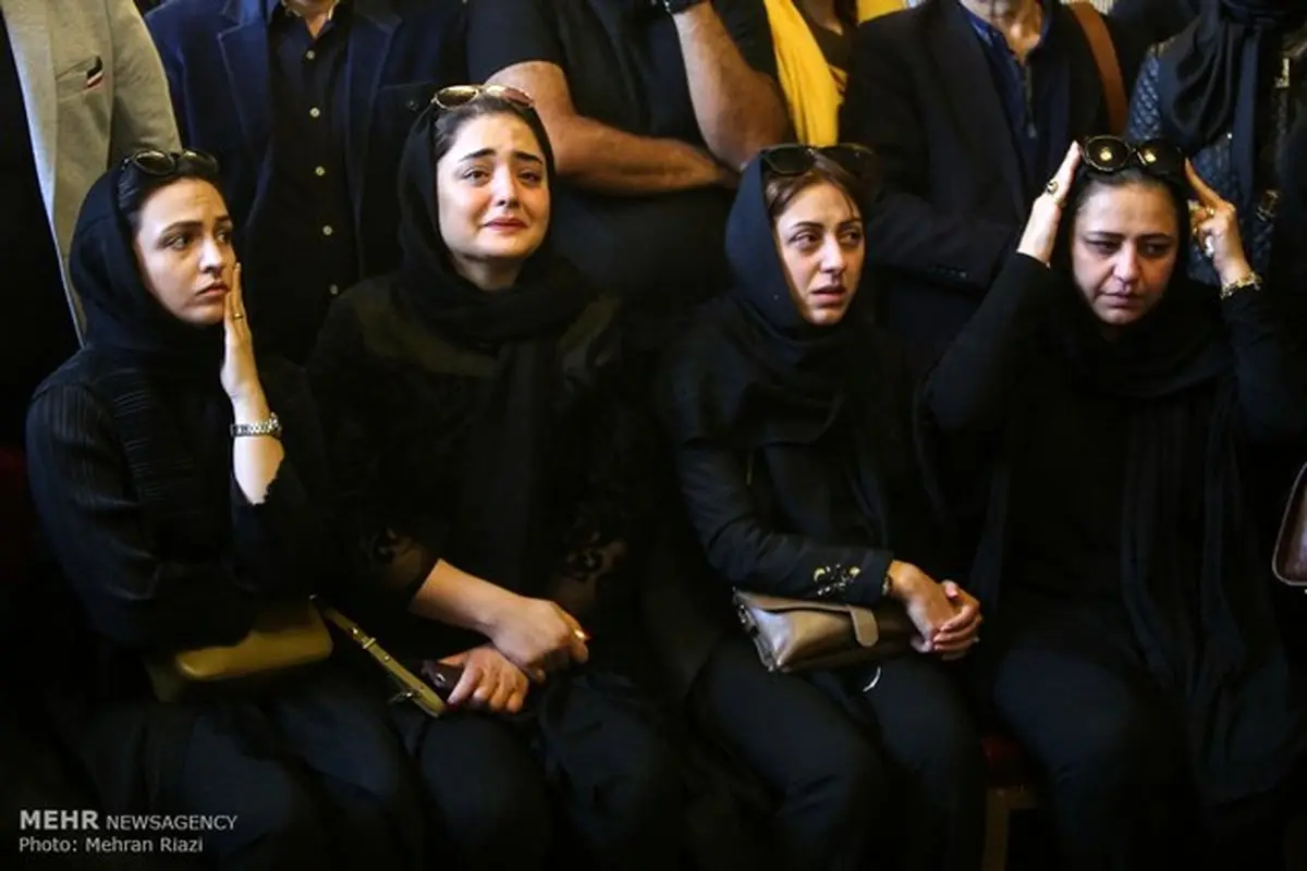 اشک های نرگس محمدی در تشییع پیکر عارف لرستانی/عکس