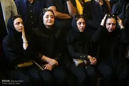 اشک های نرگس محمدی در تشییع پیکر عارف لرستانی/عکس
