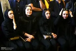 اشک های نرگس محمدی در تشییع پیکر عارف لرستانی/عکس