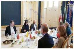 معاون حسن روحانی با پوشش بدون چادر در اروپا+عکس