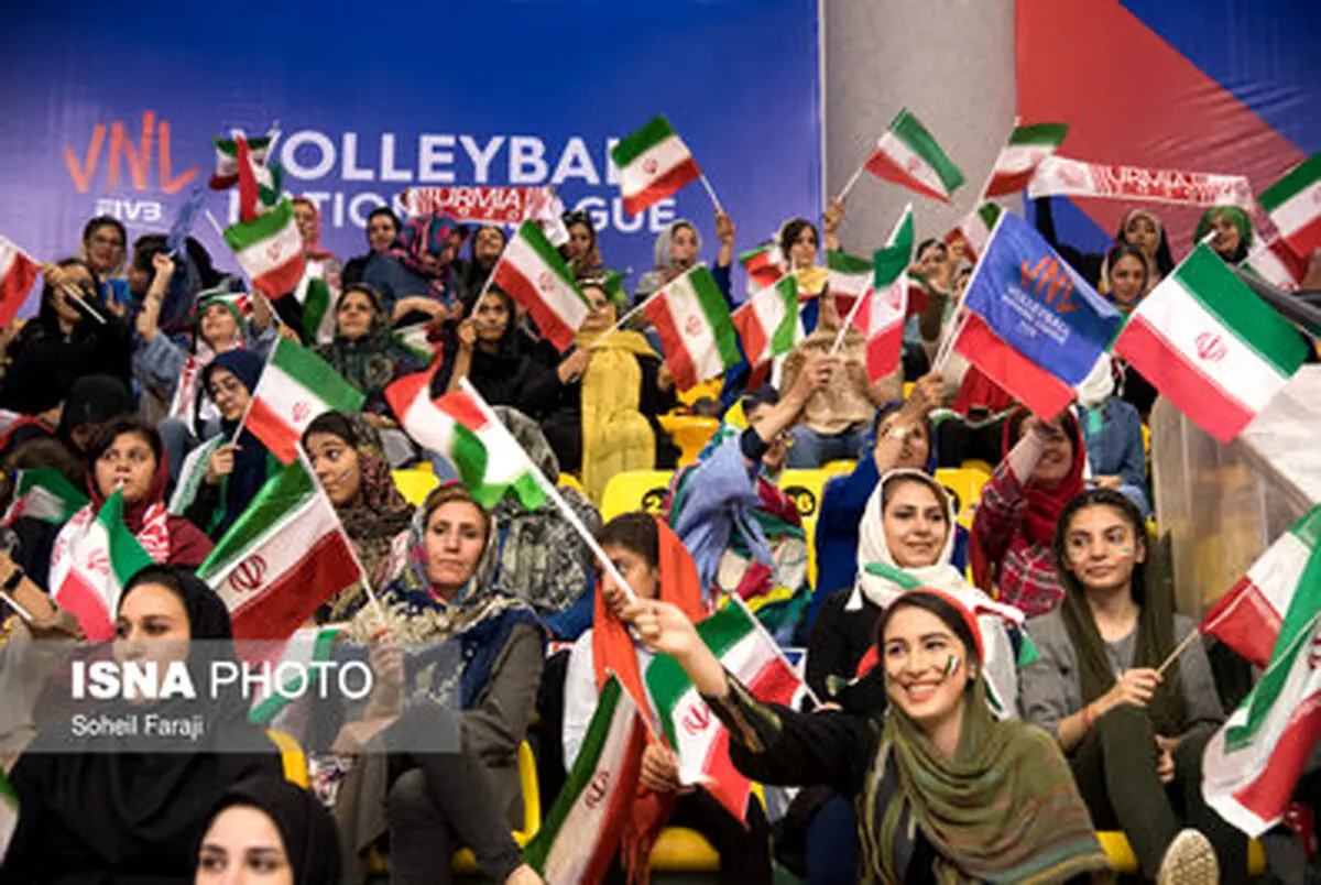 تصاویر: حضور بانوان در ورزشگاه برای تماشای دیدار تیم‌های والیبال ایران و کانادا