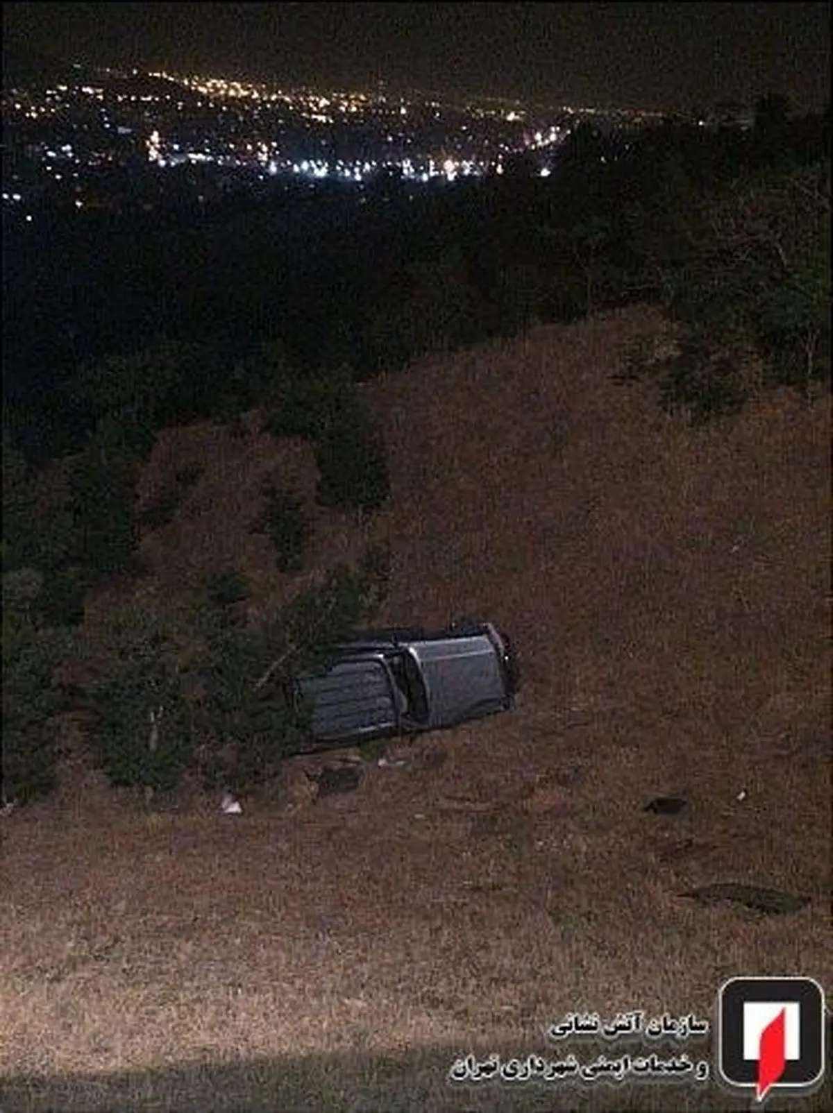 عکس/ سقوط وانت به دره ۵۰ متری در لویزان