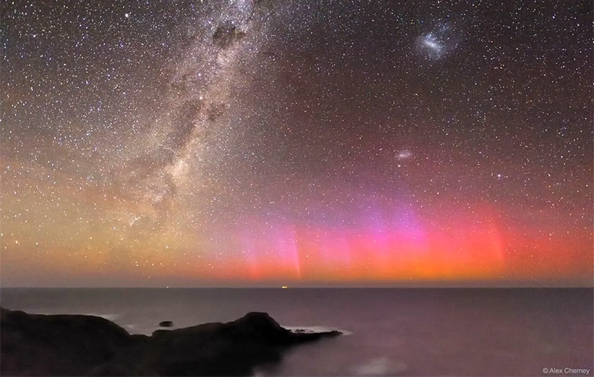 عکس خارق‌العاده از شفق قطبی قرمز و راه شیری/تصویری که ناسا منتشر کرد