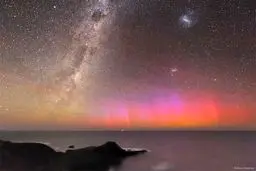 عکس خارق‌العاده از شفق قطبی قرمز و راه شیری/تصویری که ناسا منتشر کرد